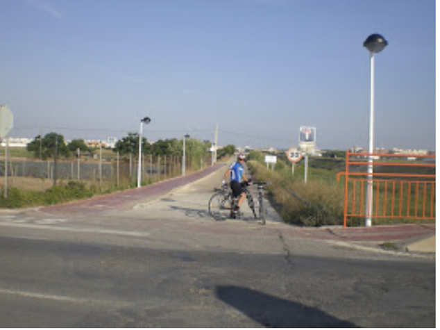 Carril bici entre la huerta