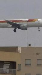 AVIÓN SOBRE LAS CASAS
