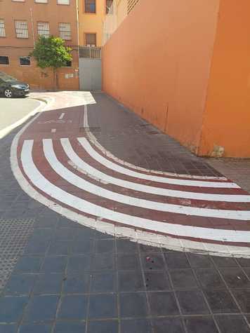 Puerta metálica de ingreso al findo