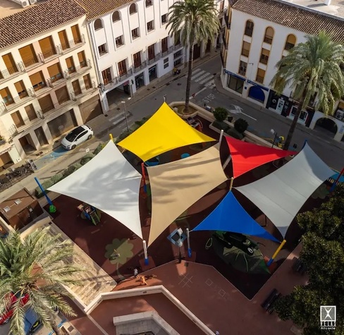 Parque infantil con lonas